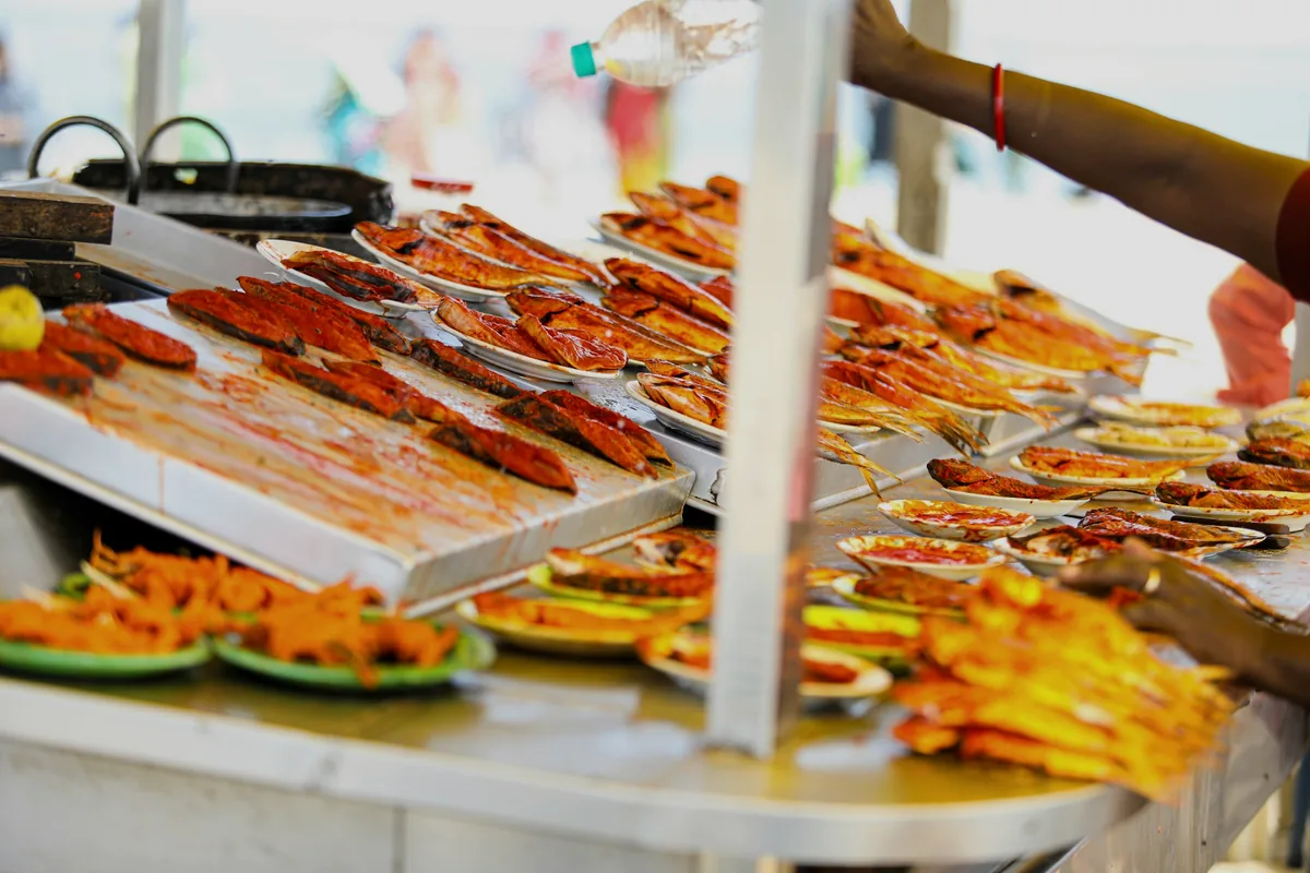 A market counter displaying seafood on ice