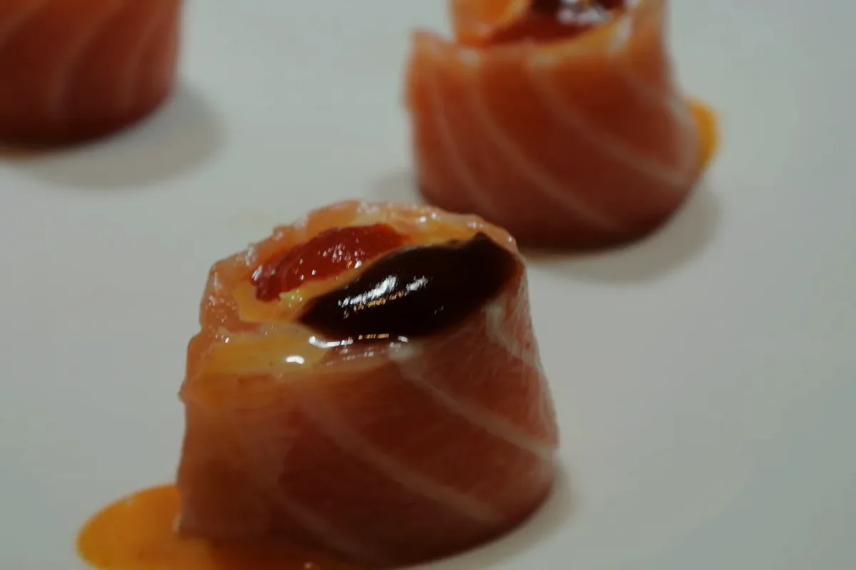 Eskimo, salmon and spicy crab wrapped without rice and cut into five pieces