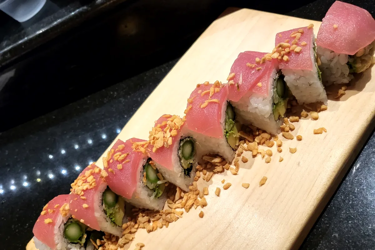Fisherman's roll with fried asparagus and avocado, topped with tuna and fried garlic