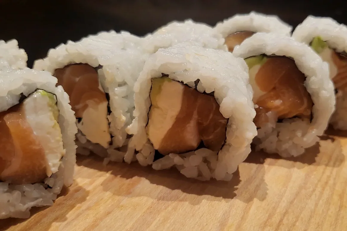 Philadelphia roll with salmon, cream cheese and avocado