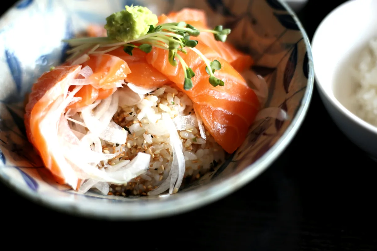 Sliced salmon over shredded daikon, finished with sesame and herbs